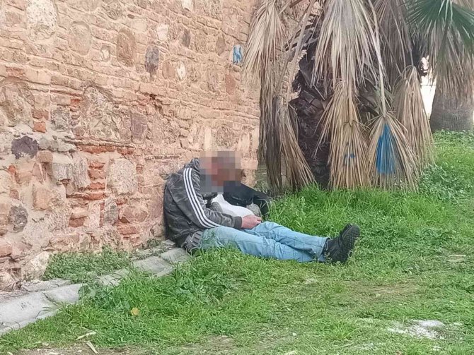 Madde Bağımlısı Şahıs, Çocukların Gözü Önünde Yere Yığılıp Kaldı