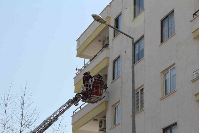 Mersin’de Girişi Çöken 4 Katlı Binadan 9 Vatandaş Kurtarıldı