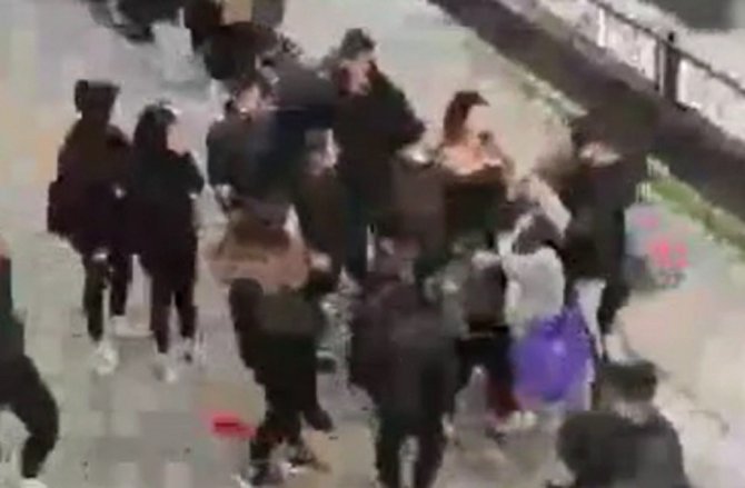 Küçükçekmece’de Liseli Kızların Kavgası Kamerada