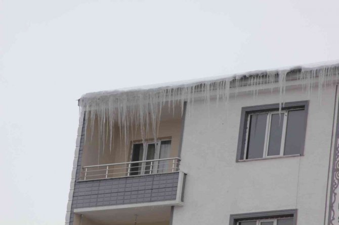 Çatılarda Oluşan Buz Sarkıtları Tehlike Saçıyor