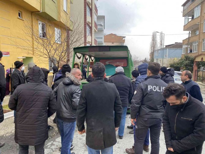 Babasını Öldürdü, Başında Bekleyip Polise Teslim Oldu