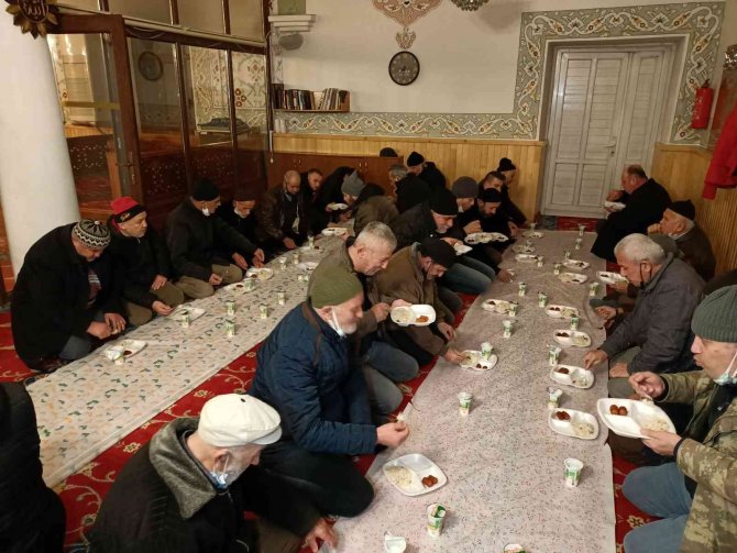 Düzce’de 111 Yıllık Kandil Geleneği Sürdürüyor