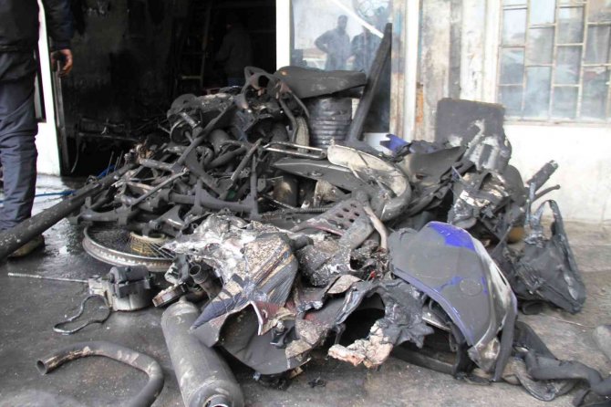 Elazığ’da Tamir Dükkanında Yangın: 400 Bin Liralık Motosikletler Kül Oldu