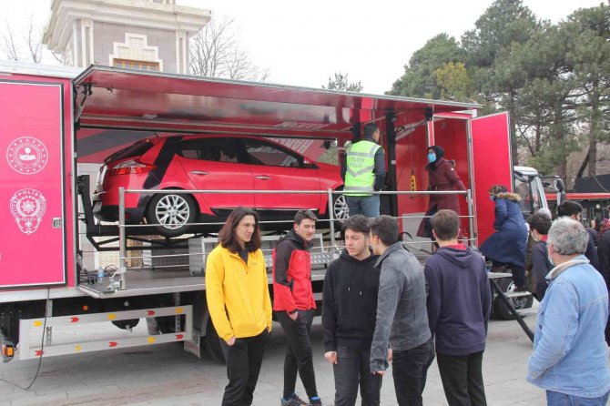 Emniyet Kemerinin Önemi Simülasyon İle Anlatıldı