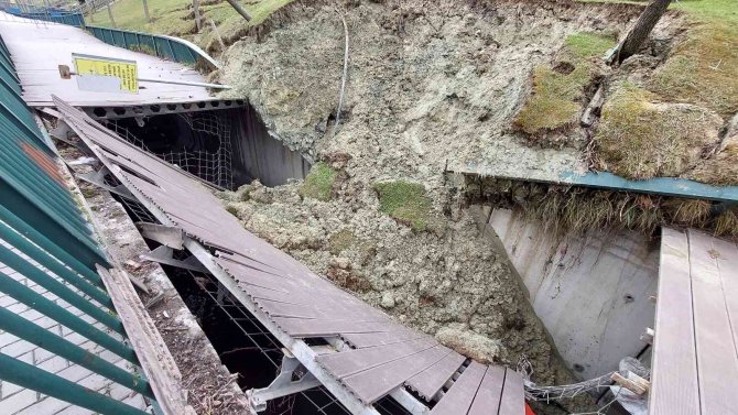 Esenler’de İ̇bb’ye Ait Parkta Toprak Kayması: Facianın Eşiğinden Dönüldü