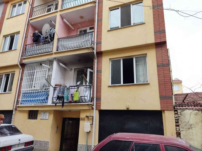 Yangın Çıkan Evde Mahsur Kalan Çifti Böyle Kurtarmaya Çalıştılar