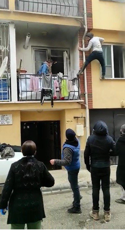 Yangın Çıkan Evde Mahsur Kalan Çifti Böyle Kurtarmaya Çalıştılar