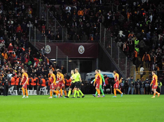 Galatasaraylı Taraftarlar, Alkışlarla Takımı Soyunma Odasına Gönderdi