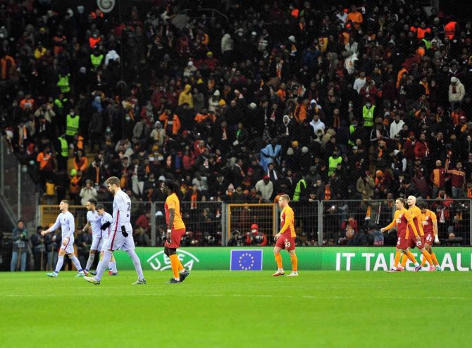 Galatasaraylı Taraftarlar, Alkışlarla Takımı Soyunma Odasına Gönderdi