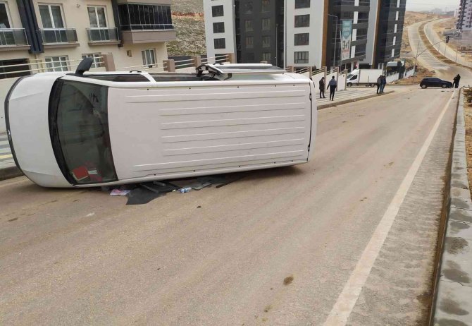 Gaziantep’te Otomobille Çarpışan Minibüs Devrildi: 4 Yaralı