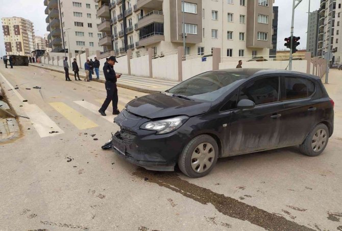 Gaziantep’te Otomobille Çarpışan Minibüs Devrildi: 4 Yaralı