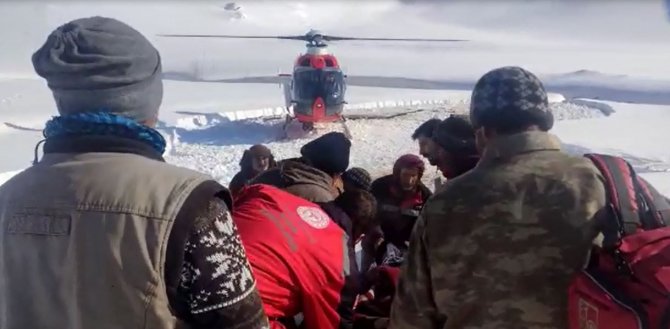 Yolu Kapanan Mezradaki Hasta İçin Ambulans Helikopter Havalandı
