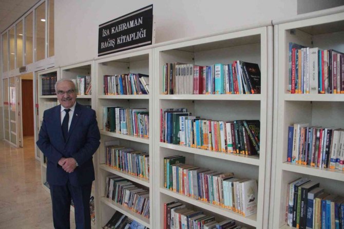 Şair İ̇sa Kahraman Dpü’ye Bin 91 Kitap Bağışladı