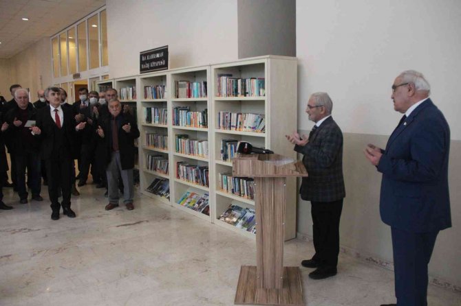 Şair İ̇sa Kahraman Dpü’ye Bin 91 Kitap Bağışladı