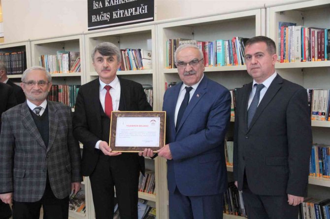 Şair İ̇sa Kahraman Dpü’ye Bin 91 Kitap Bağışladı