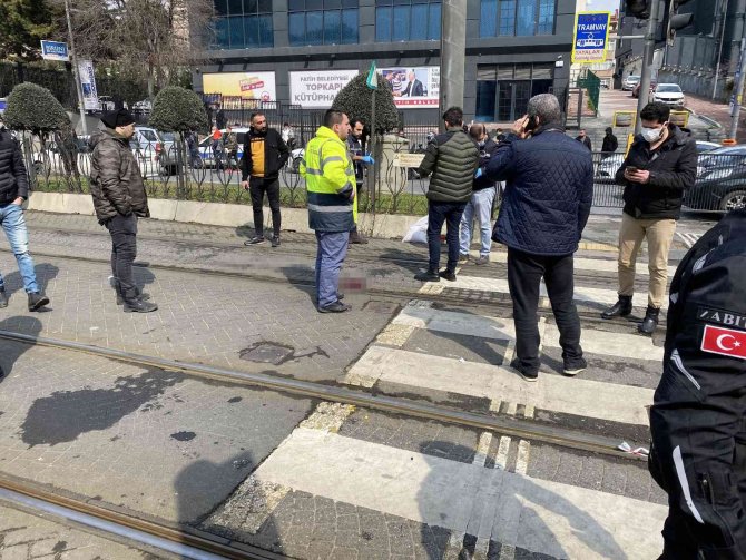 Tramvayın Önüne Atlayan Kişi Hayatını Kaybetti