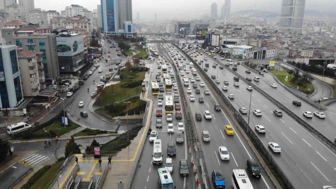 İ̇stanbul’da Kar Uyarısı Sonrası Trafik Yoğunluğu Yüzde 87’e Ulaştı