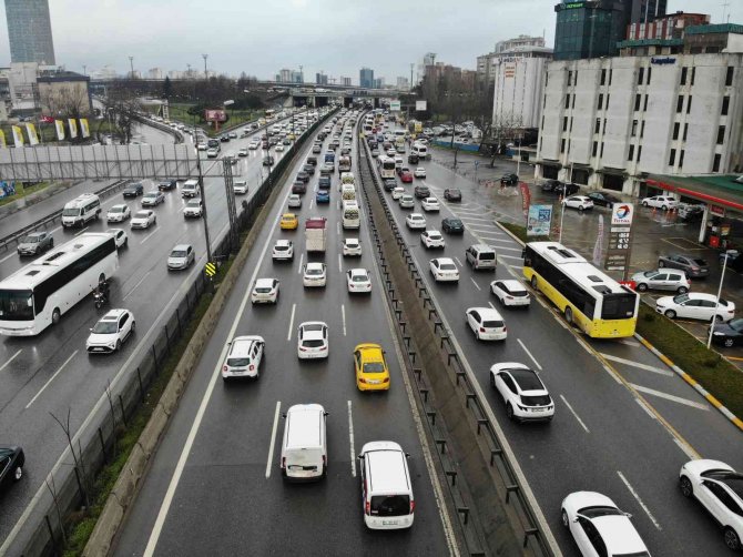 İ̇stanbul’da Kar Uyarısı Sonrası Trafik Yoğunluğu Yüzde 87’e Ulaştı
