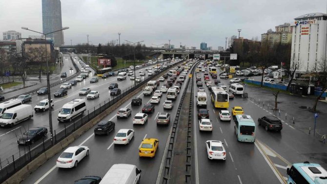 İ̇stanbul’da Kar Uyarısı Sonrası Trafik Yoğunluğu Yüzde 87’e Ulaştı