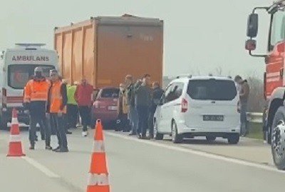 İ̇zmir’de Korkunç Kaza: Emniyet Şeridindeki Tıra Ok Gibi Saplandı