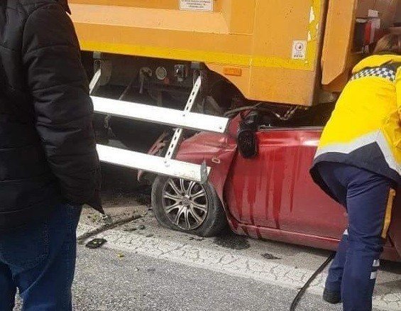 İ̇zmir’de Korkunç Kaza: Emniyet Şeridindeki Tıra Ok Gibi Saplandı