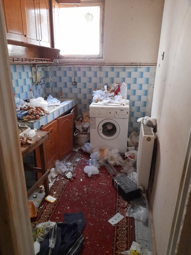 Komşuları İhbar Etti, Bir Kamyon Çöp Boşaltıldı