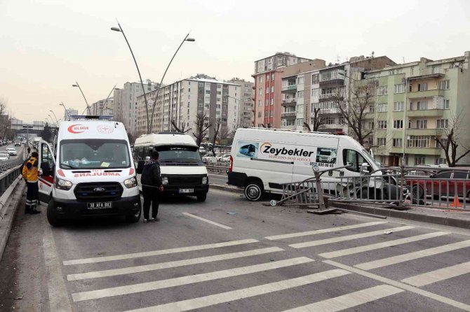 Otomobile Çarpan Ticari Araç Bariyerlere Girdi: 1 Yaralı