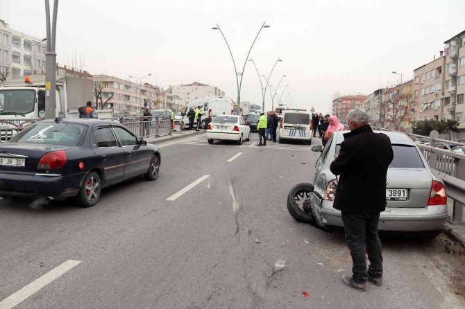 Otomobile Çarpan Ticari Araç Bariyerlere Girdi: 1 Yaralı
