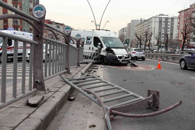Otomobile Çarpan Ticari Araç Bariyerlere Girdi: 1 Yaralı