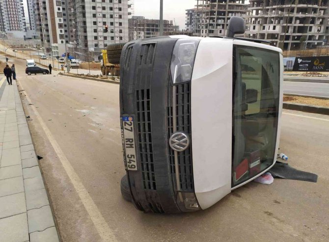 Gaziantep’te Otomobille Çarpışan Minibüs Devrildi: 4 Yaralı