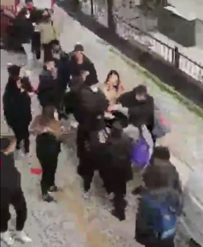 Küçükçekmece’de Liseli Kızların Kavgası Kamerada