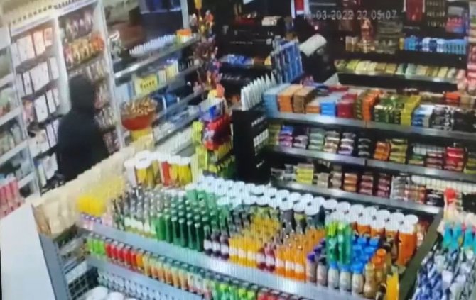 Maltepe’de Hırsızlar İş Üstündeyken İş Yeri Çalışanına Yakalandı