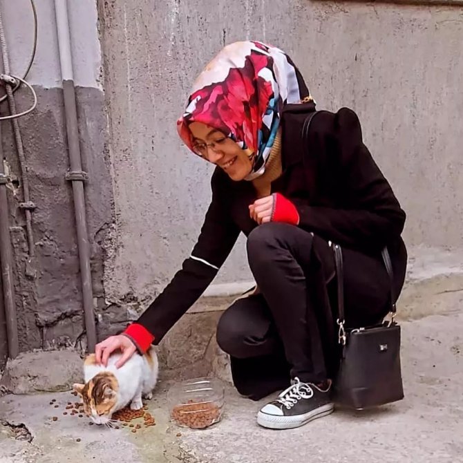 Kırkağaç’ta Duyarlı Öğrenciler Sokak Hayvanlarını Unutmadı