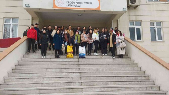 Kırkağaç’ta Duyarlı Öğrenciler Sokak Hayvanlarını Unutmadı