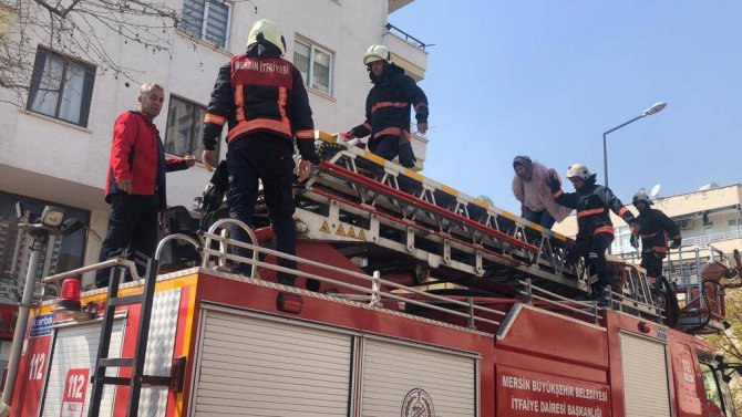 Mersin’de 4 Katlı Binanın Girişi Çöktü