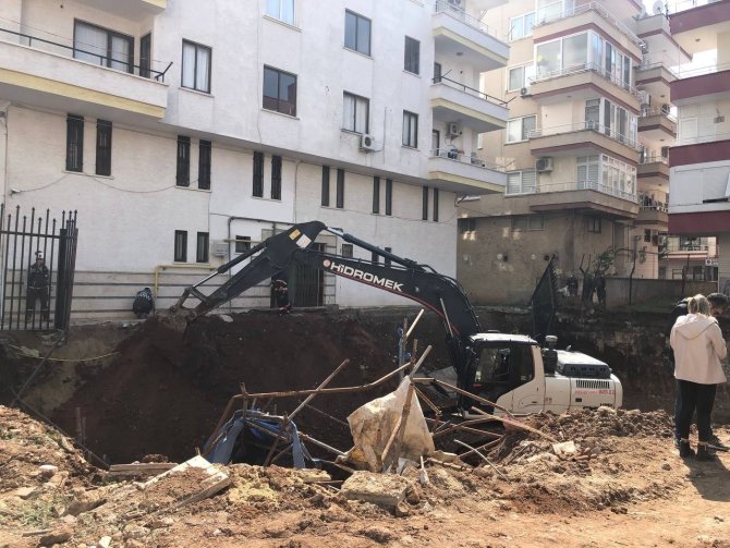 Mersin’de 4 Katlı Binanın Girişi Çöktü