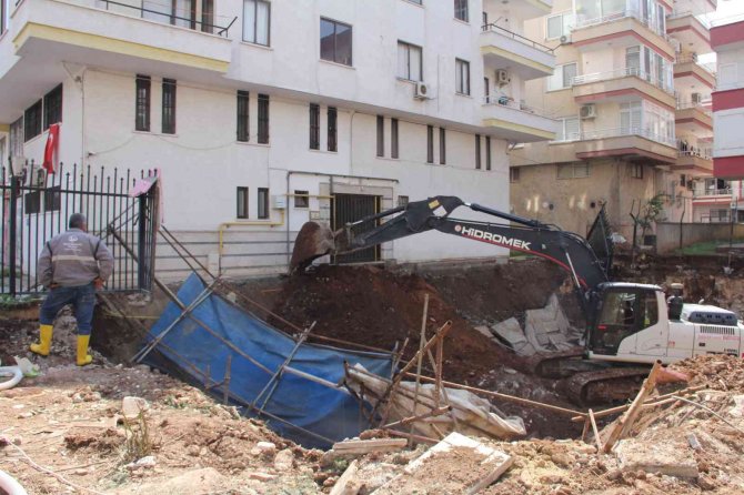 Mersin’de Girişi Çöken 4 Katlı Binadan 9 Vatandaş Kurtarıldı