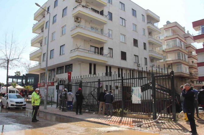 Mersin’de Girişi Çöken 4 Katlı Binadan 9 Vatandaş Kurtarıldı