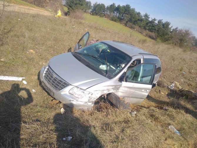 Edirne’de Otomobil Yol Kenarına Uçtu: 1 Yaralı