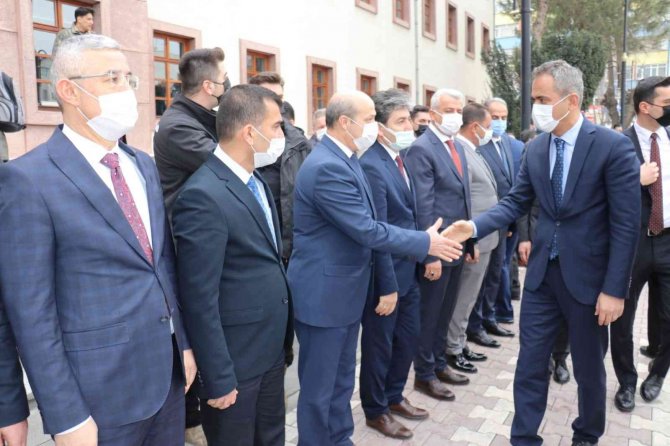 Bakan Özer: "Bu Sürecin En Büyük Kahramanları Şüphesiz Öğretmenlerimiz"