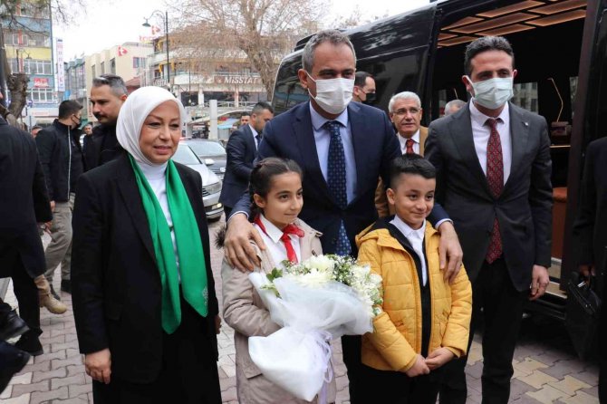 Bakan Özer: "Bu Sürecin En Büyük Kahramanları Şüphesiz Öğretmenlerimiz"
