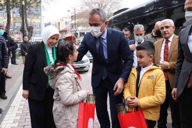Bakan Özer: "Bu Sürecin En Büyük Kahramanları Şüphesiz Öğretmenlerimiz"
