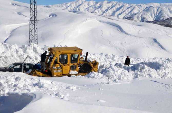 Muş’ta 5 Metrelik Karda Yol Açma Çalışması