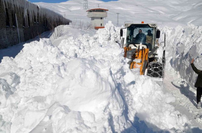 Muş’ta 5 Metrelik Karda Yol Açma Çalışması