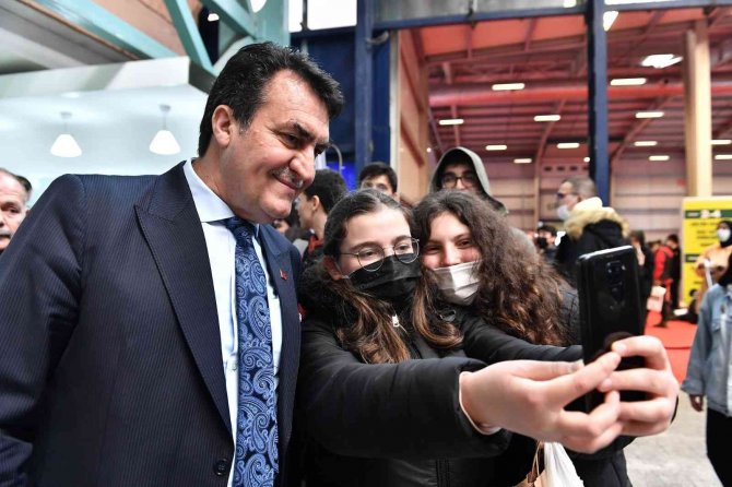 Başkan Dündar’dan Gençlere Kandil Simidi