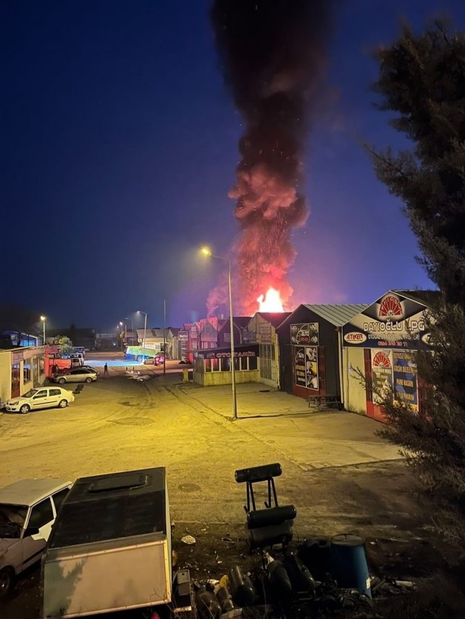 Oto Sanayide Alevler Geceyi Aydınlattı