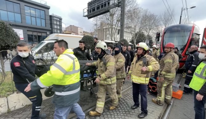 Tramvayın Önüne Atlayan Kişi Hayatını Kaybetti