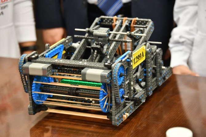 Vali Dağlı’dan Dünyanın En Büyük Robotik Yarışmasına Katılacak Gençlere Tebrik