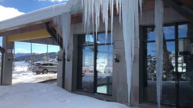 Kars’ta 4 Metrelik Buz Sarkıtları Oluştu