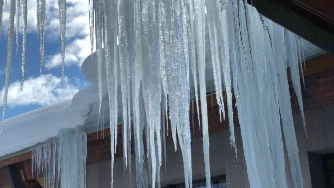 Kars’ta 4 Metrelik Buz Sarkıtları Oluştu